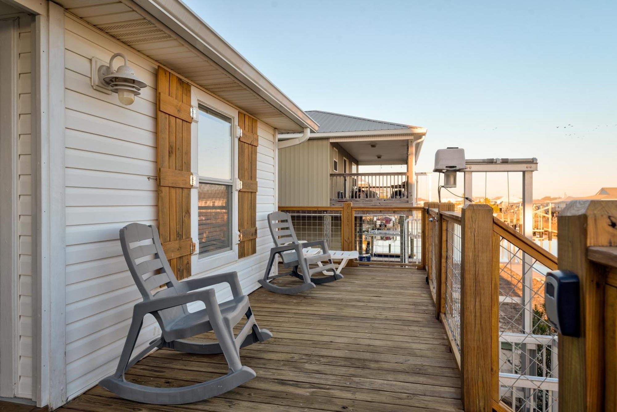 Waters Edge - Private Dock! Only Two Blocks From The Bay Or The Gulf! Plenty Of Parking For Cars Or Boats Home Dauphin Island Eksteriør billede